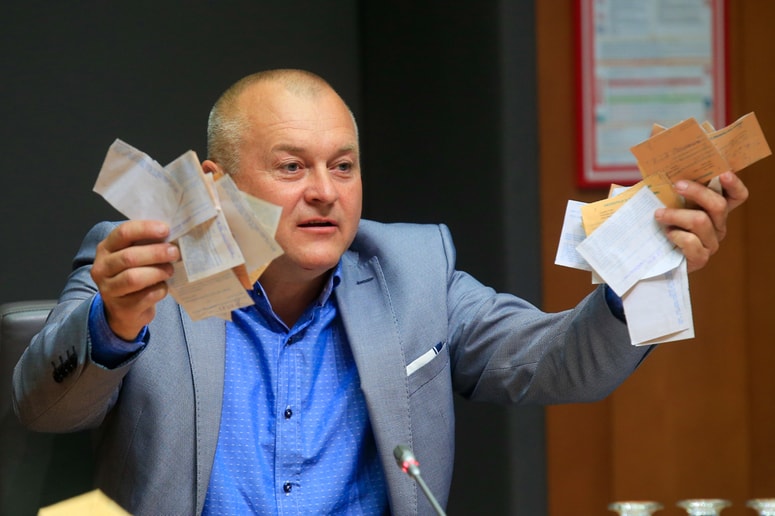 Tožnik je na sodišču pokazal tudi večji kup odrezkov sodnik pošiljk, ki jih je dvigoval na pošti. Ti da so mu vedno znova povzročali strah in jezo. Zdaj pričakuje odškodnino. Foto: Borut ŽIVULOVIĆ/Bobo