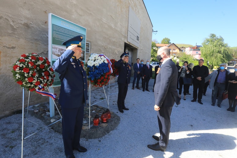 Veleposlanik Ruske federacije v Sloveniji Timur Ejvazov je pred stavbo Stalaga XVIII-D v Melju položil venec pred obeležjem žrtev nacističnega nasilja.