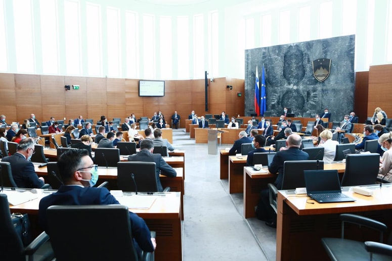 Nekateri od poslancev so bili v preteklosti natakarji, gostinci, delavci v proizvodnji, prodajalci in celo taksisti.