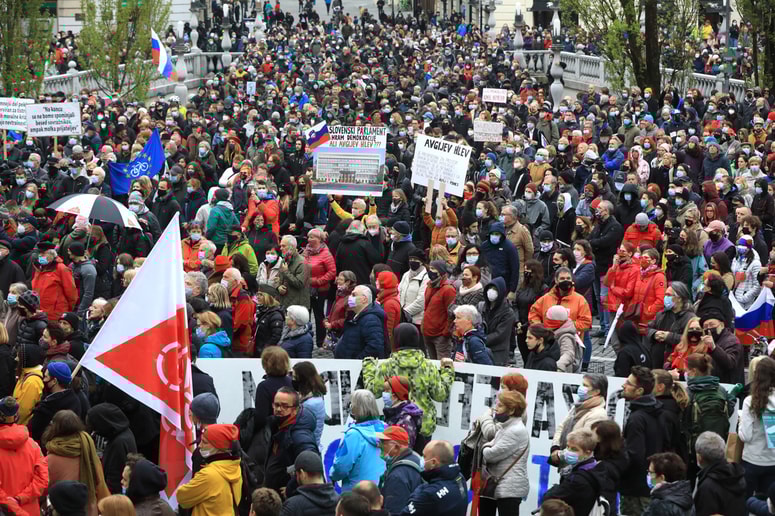 Na Prešernovem trgu ob dnevu upora proti okupatorju ...