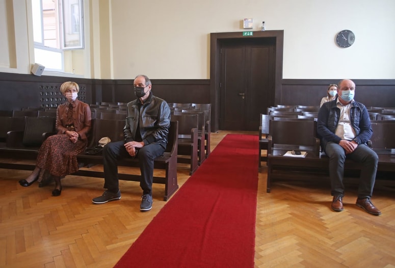 Tomaž Ročnik (desno) je obtožen zlorabe položaja ali zaupanja pri gospodarski dejavnosti, Milana Lah in Peter Lobnik pa pomoči pri tem.