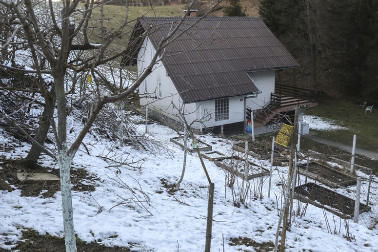 V stanovanjski hiši na Dolah pri Polici je mož zadavil ženo, zato je komaj dveinpolletna deklica ostala brez mamice. Foto: Jaka GASAR/DNEVNIK