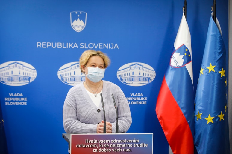 Glavna fotografija članka:Včeraj potrdili 113 okužb. Logarjeva pojasnila, ali je sistem PCT, ki dviguje veliko prahu, diskriminatoren