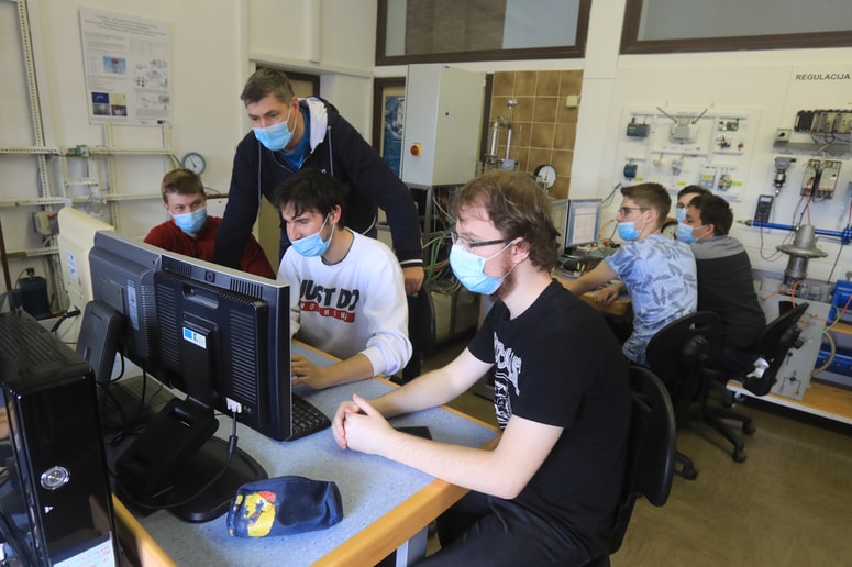 Študentje so se ponovno vrnili na Fakulteto za elektrotehniko, računalništvo in informatiko.
Foto: Igor NAPAST