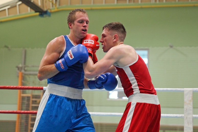 Marko Makovec (levo) se je uspešno vrnil v ring proti Tomiju Lorenčiču, ki je vesel, da spet boksajo. 