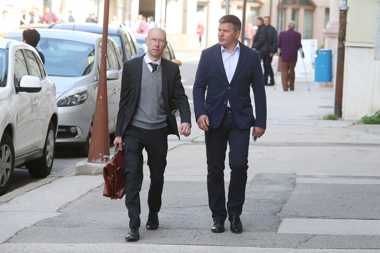 Uroš Rotnik in njegov odvetnik Mitja Jelenič Novak zahtevata izločitev sodnice. Foto: Edi EINSPIELER