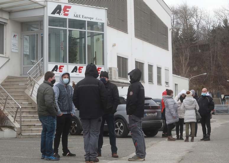 Lani decembra so delavci opozorilno stavkali v podjetju A&E Europe zaradi poraznih plač in slabega odnosa poslovodstva. 