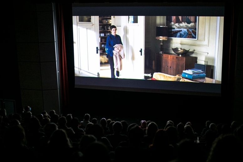 Polna dvorana, na platnu pa Olivia Colman
