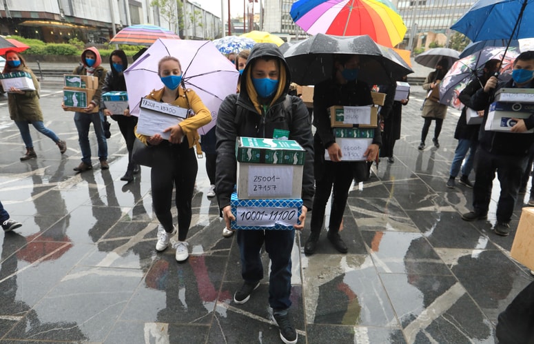 Glavna fotografija članka:Pobudniki referenduma o zakonu o vodah kljub neugodnemu datumu prepričani v uspeh