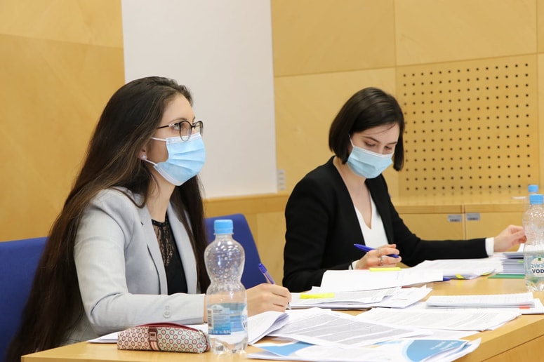 Toženo stranko sta zastopali Iza Beširević in Teodora Kordiš, ki je bila razglašena tudi za najboljšo govorko. 