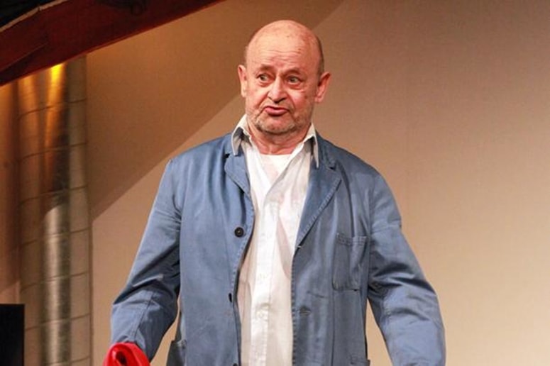 Gajaš brez maske in s preveč belo srajco 