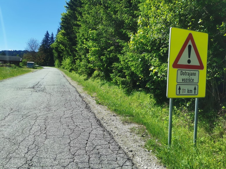 Cesta na Kope je dotrajana, dela pa so obstala. 