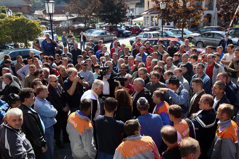 Protest delavcev Vegrada pred upravno zgradbo v Velenju. 