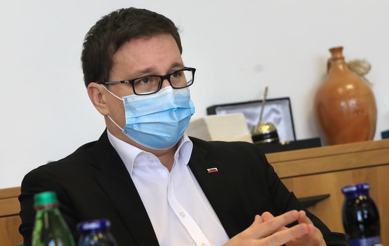 K podpisu dogovora z ministrom Koritnikom o odpravi še veljavnih varčevalnih ukrepov in regresu za dopust je pristopilo 28 od skupno 45 reprezentativnih sindikatov. 