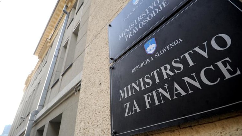 Državni proračun je imel v prvih štirih mesecih letos za 3,5 milijarde evrov prihodkov in 4,7 milijarde evrov odhodkov. To pomeni, da je bil za 1,2 milijarde evrov v minusu. Foto: Večer