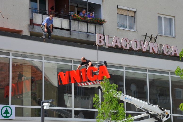 Po dolgih letih je na objektu spet zasvetil prepoznavni napis, ki so ga obnovili. 