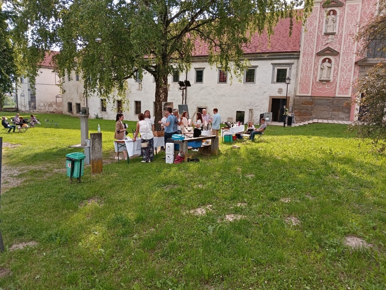 Tradicionalno prizorišče v Dominikanskem samostanu je letos samevalo, je pa bilo nekaj stojnic v parku pred njim. 