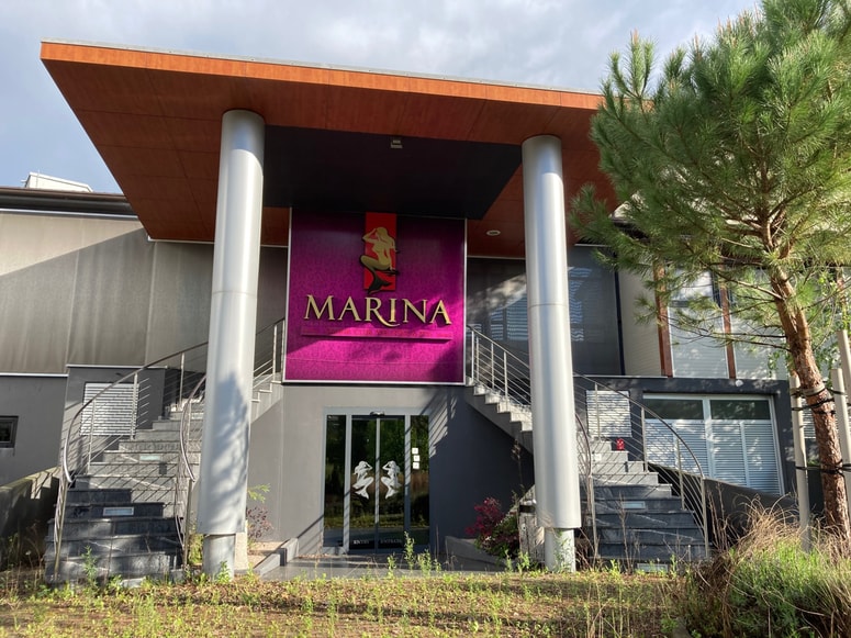 Nekoč elitni nočni klub Marina v Ajševici pri Novi Gorici je od zaprtja kluba januarja 2019 precej zapuščen. Foto: Damijana ŽIŠT