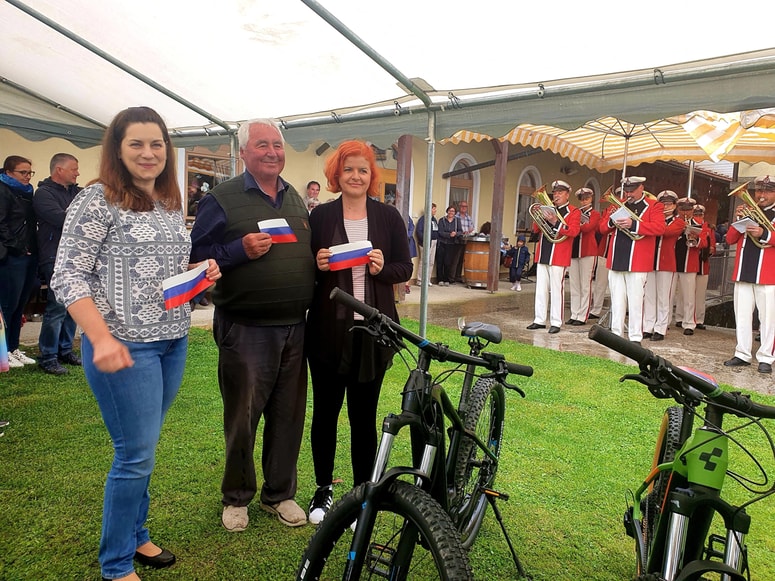 Trak so prerezali (od leve): direktorica Razvojne agencije Slovenske gorice dr. Milojka Domajnko, vinar Roman Mulec in direktorica pesniške občinske uprave Milica Simonič Steiner.