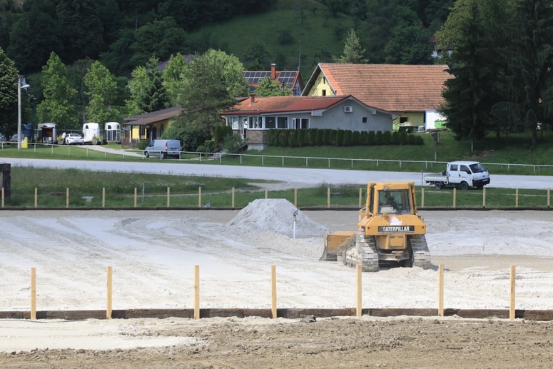 Glavna fotografija članka:Novo poglavje za konjeništvo v Kamnici. Obnova v teku. V planu klinika za reprodukcijo konj in pokrito jahališče