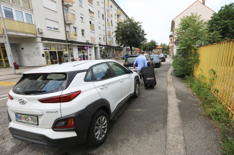 Zaparkirani pločniki na Betnavski cesti so del tamkajšnjega vsakdanjika. Foto: Sašo BIZJAK