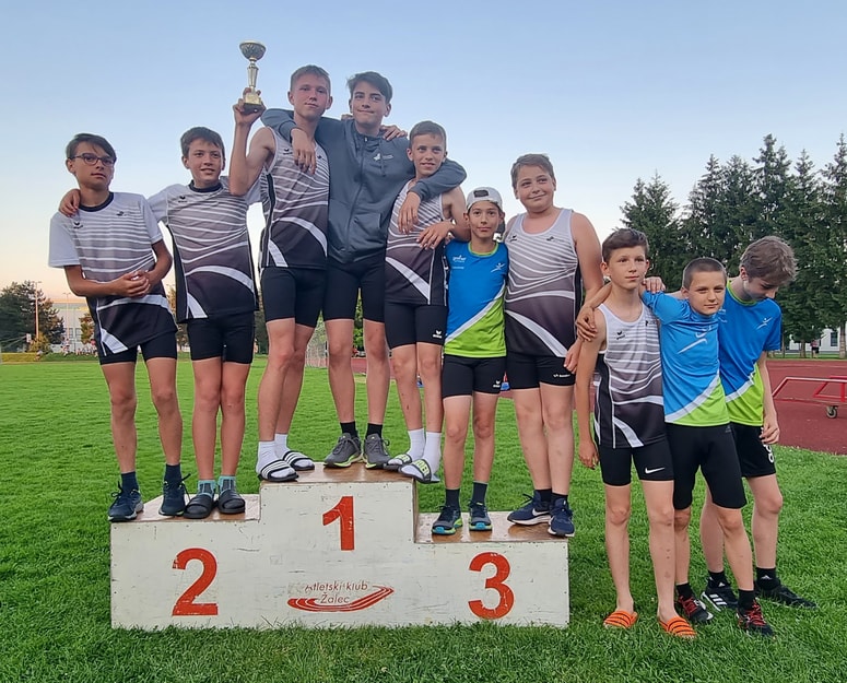 Zmagovalna ekipa AD Štajerska do 14 let (od leve): Adam Bečaj, Niko Miličević, Vid Černec, Patrik Murko, Liam Bassin, Mattia Planinšek, Tomaž Potočnik, Sven Podvornik, Lukas Dovnik in Roko Godič