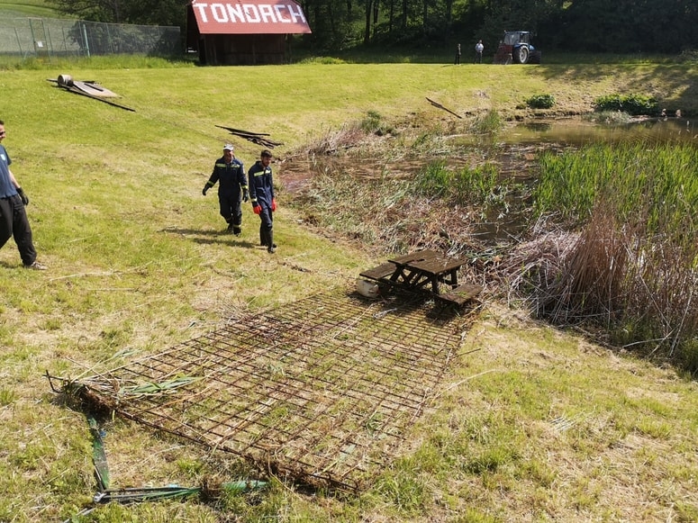 Gasilci so si pomagali s kovinsko mrežo..