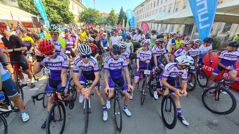 Glavna fotografija članka:(FOTO) Skoraj 600 kolesark in kolesarjev na maratonu Okoli Pohorja