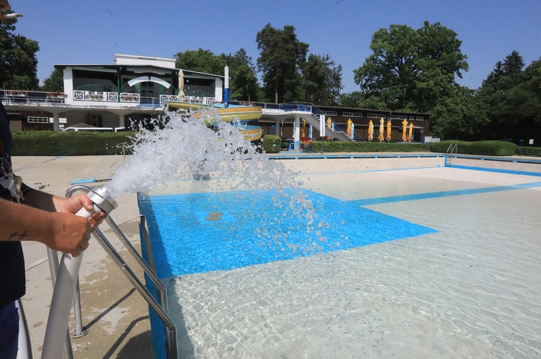 Bazene so zaželi polniti minulo soboto. Foto: Igor NAPAST