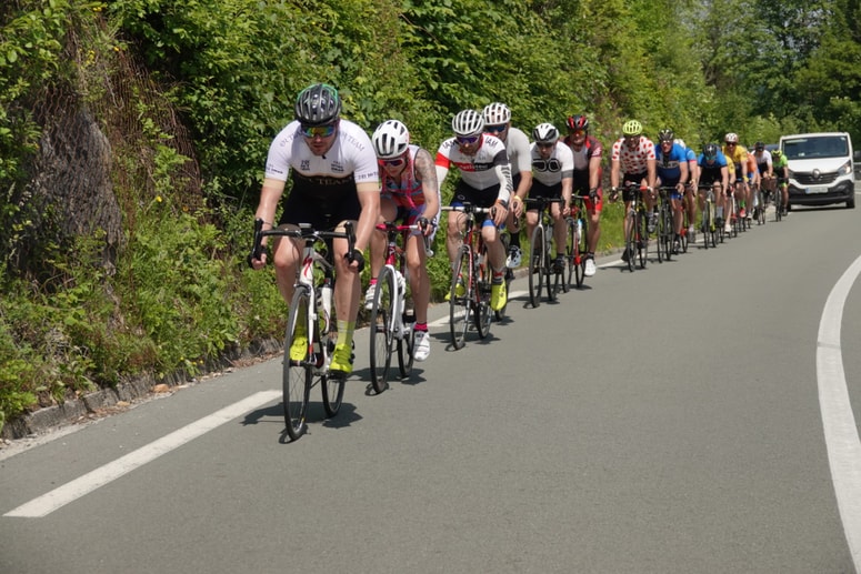 Kolesarji, ki so se letos pridružili tradicionalni Diagonali335, so pod sloganom Zmigajmo Slovenijo! kolesarili za dober namen.