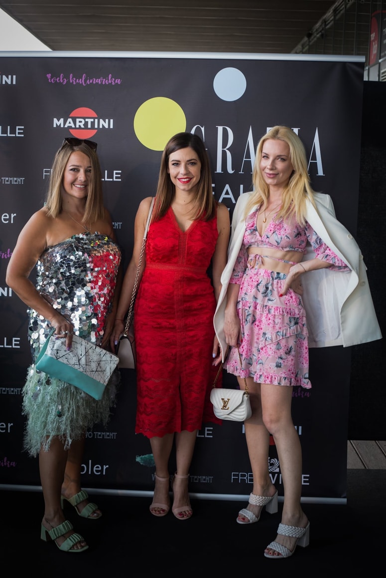 Modne mačke. Katja Klavora, piarovka Pro Plusa, voditeljica Špela Jereb in vplivnica Jasna Vale.