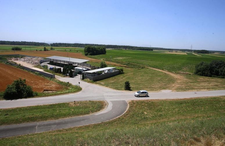 Poslovna cona Zlatoličje leži na robu občine Starše, neposredno ob avtocesti, med kanalom Hidroelektrarne Zlatoličje, avtocesto Maribor-Ptuj in priključkom na avtocesto v Zlatoličju. Foto: Tadej REGENT