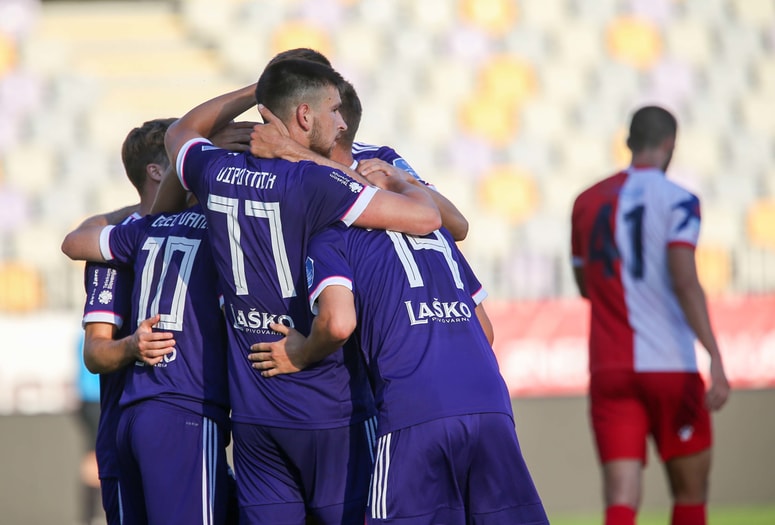 Štirikrat so se veselili vijoličasti.