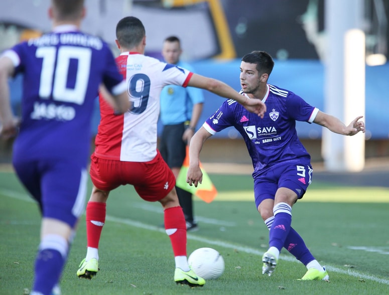 Robert Voloder je debitiral v vijoličastem dresu. 