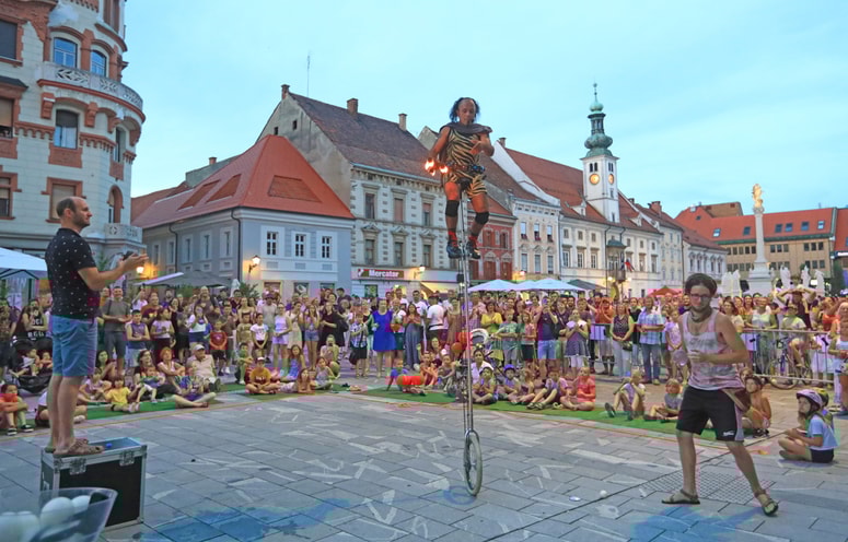Prenovljeni Glavni trg je privlačno prizorišče za ulično gledališče. Foto: Sašo BIZJAK