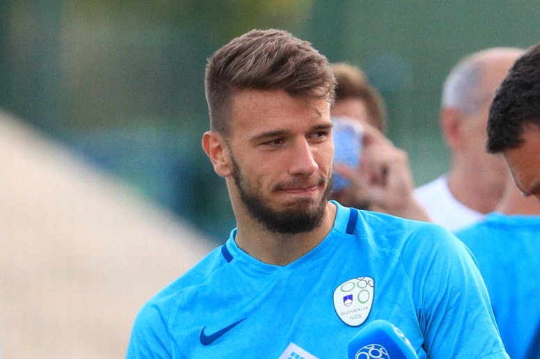 Spličani so poudarili, da je bil Jan Mlakar član vseh mladih selekcij slovenske reprezentance, pred tedni pa je debitiral tudi za člansko izbrano vrsto. 