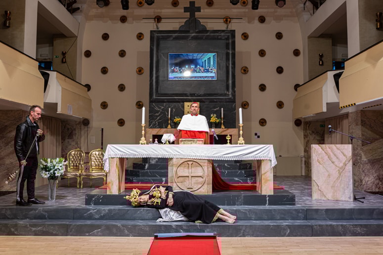 Glavna fotografija članka:(GLEDALIŠKA KRITIKA) (De)sakralizacija politične satire