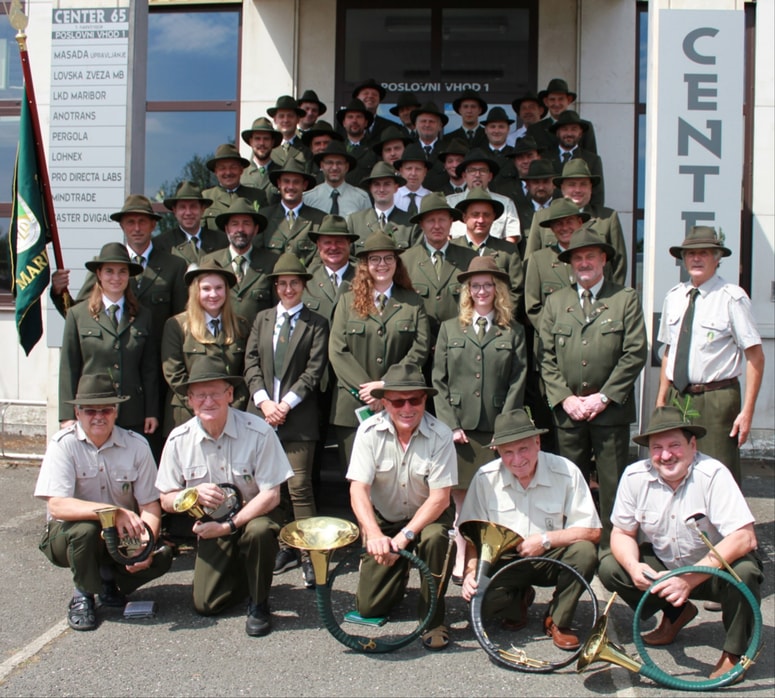 Nova generacija štajerskih lovk in lovcev pred sedežem LZ Maribor.