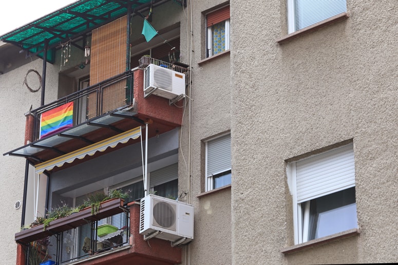 Glavna fotografija članka:Če živite v bloku in želite na stavbo namestiti klimo, se morajo sosedje strinjati