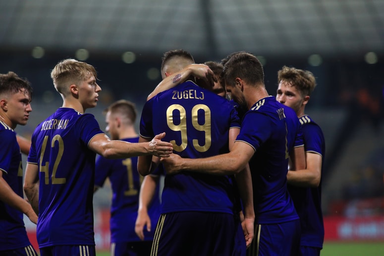 Glavna fotografija članka:(POGLED S TRIBUNE) Korektna premiera vijoličastih, a delo še ni končano