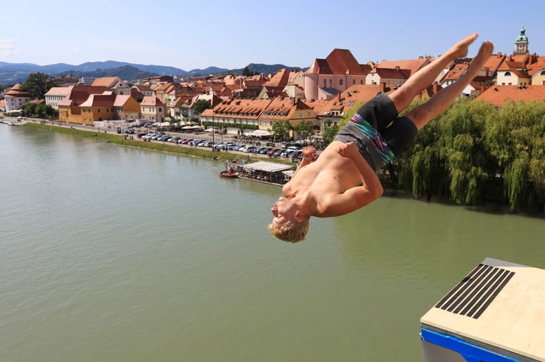 Glavna fotografija članka:(FOTO in VIDEO) Skoki v Dravo: Po zraku se je širil vonj po adrenalinu