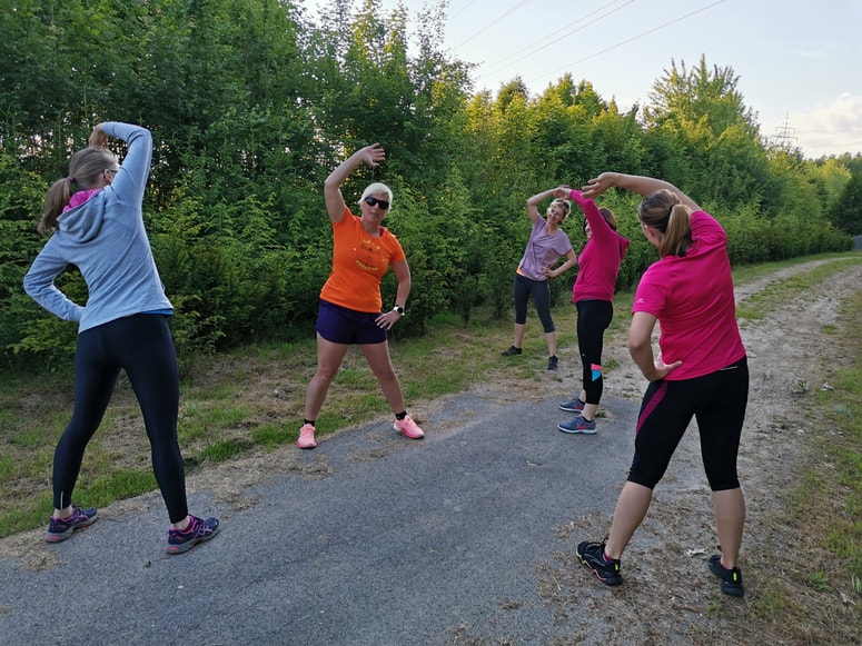 Po sprehodu sledijo še dihalne vaje. Foto: Šola zdravja