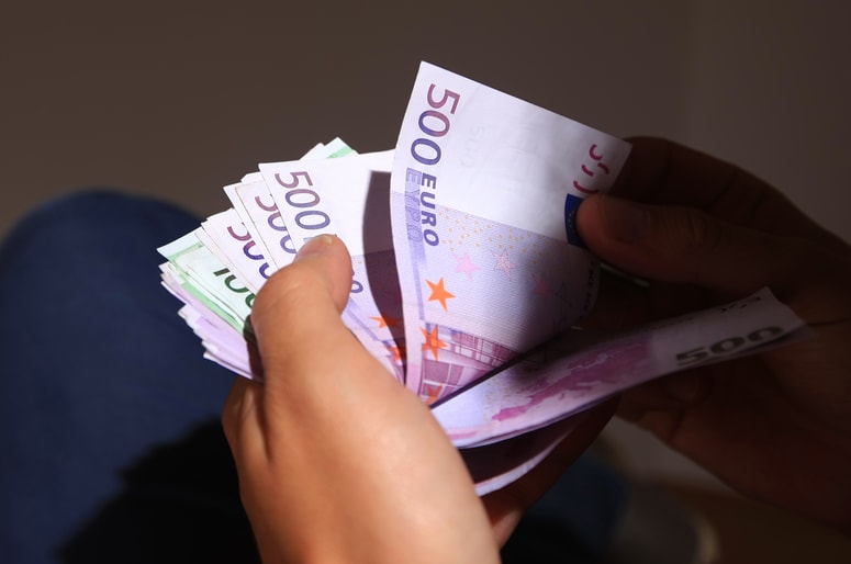 Glavna fotografija članka:V prvem valu epidemije za javni sektor izplačanih skoraj 137 milijonov bruto dodatkov