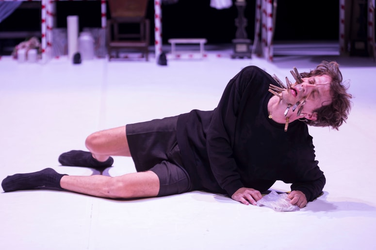 Matija Ferlin v predstavi Sad Sam Matthäus 