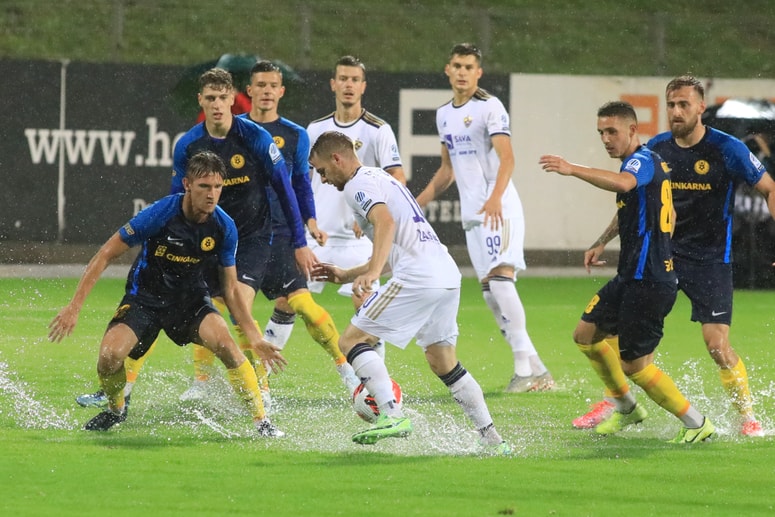 Glavna fotografija članka:(FOTO) Preobrat Maribora za prvo zmago v prvenstvu, tekma po treh minutah zaradi dežja prekinjena