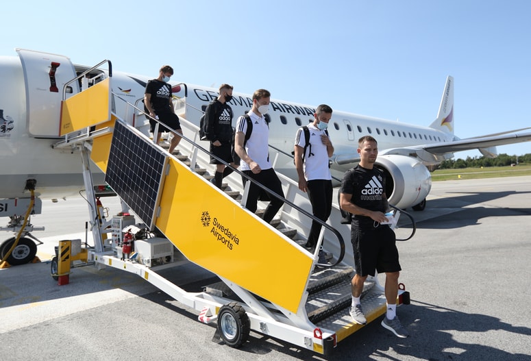 Po dobrih dveh urah letenja so vijoličasti pristali v Stockholmu.