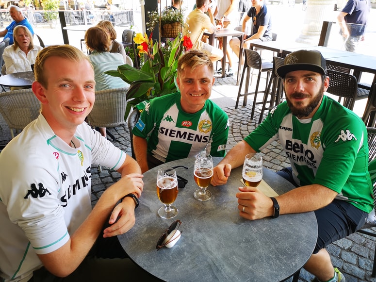 Liam Ahern, Anton Höglin in Hampus Höglin so nam najprej ponosno povedali, da so tretja generacija v družini, ki navija za Hammarby, sicer klub z najmanj trofejami med tremi velikani iz Stockholma, ki pa ima zavidljivo podporo navijačev.