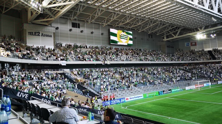 Tele2 Arena v Stockholmu je razprodana, zaradi koronavirusnih ukrepov pa je zasedena četrtina sedežev, tekmo spremlja 7800 gledalcev, Hammarby ima sicer prodanih 16.000 sezonskih vstopnic. 