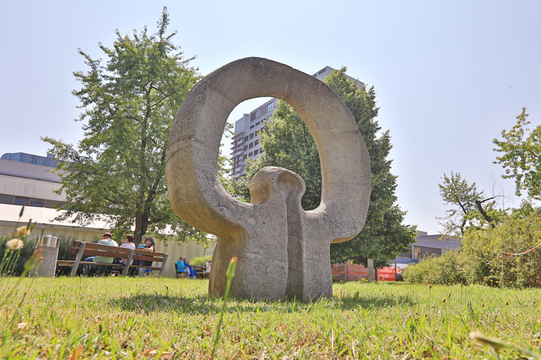 Ni naključje, da skulptura pred UKC Maribor ponazarja sklenjene roke. Foto: Andrej PETELINŠEK
