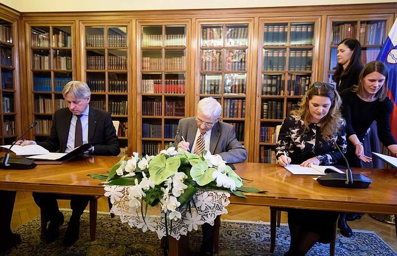 Februarja 2018 so direktor Frankfurtskega knjižnega sejma Jürgen Boos, minister za kulturo Tone Peršak in driektorica JAK Renata Zamida podpisali pogodbo o Sloveniji kot častni gostji sejma. Foto: JAK